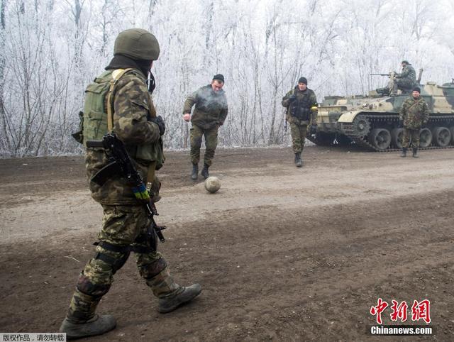 乌克兰东部停火协议生效 乌士兵当街踢足球