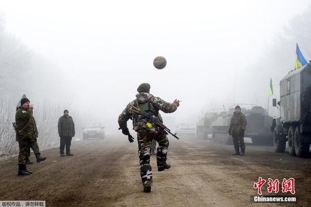 乌克兰东部停火协议生效 乌士兵当街踢足球