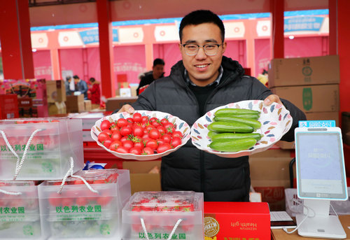 【河南供稿】南阳市内乡县扶贫农产品走俏“网红”年货节