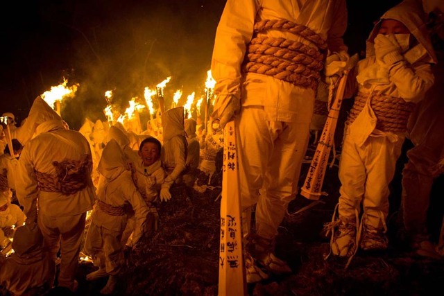 冰火两重天 日本民众欢庆火把节和冰雪节