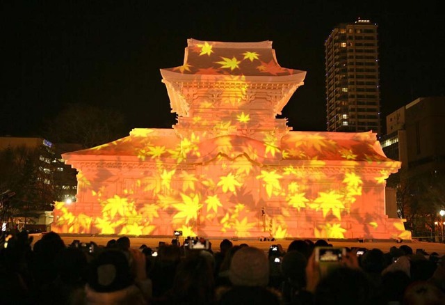 冰火两重天 日本民众欢庆火把节和冰雪节