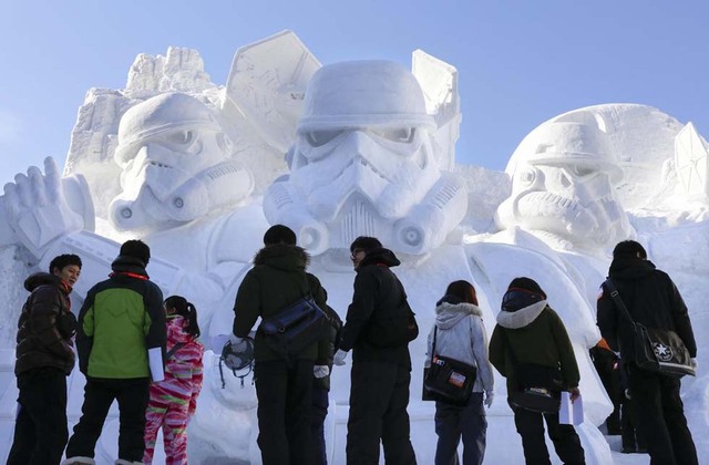 冰火两重天 日本民众欢庆火把节和冰雪节