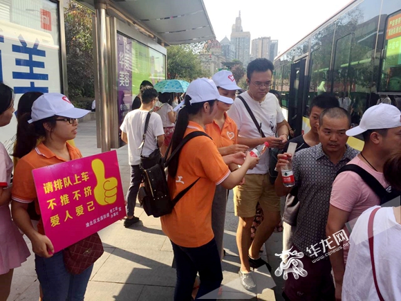 【社会民生 列表】龙溪街道团工委持续开展盛夏送清凉志愿服务