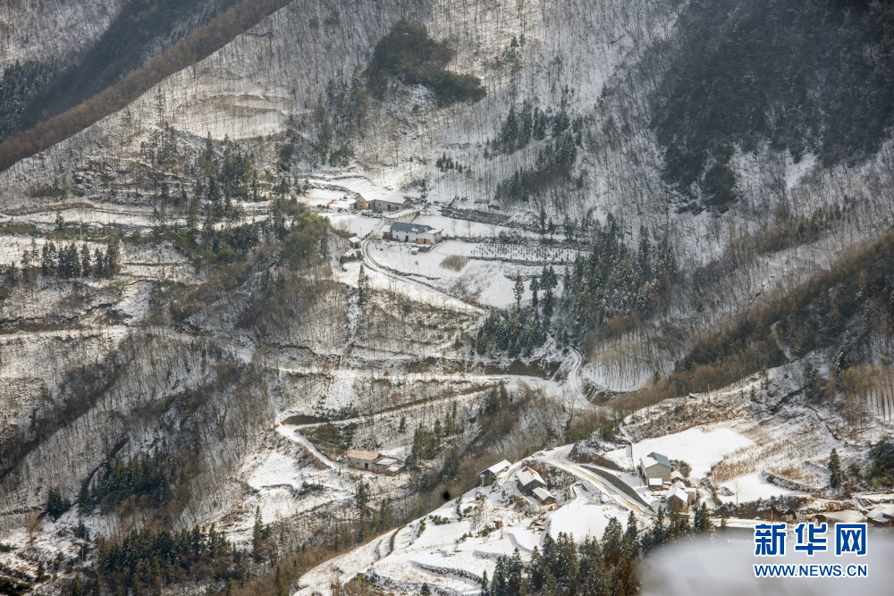 湖北巴东绿葱坡镇：鄂西屋脊 冰雪入画