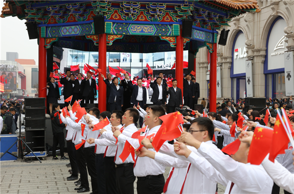 “祖国万岁”超级“快闪”活动在沈阳中街唱响_fororder_快闪1