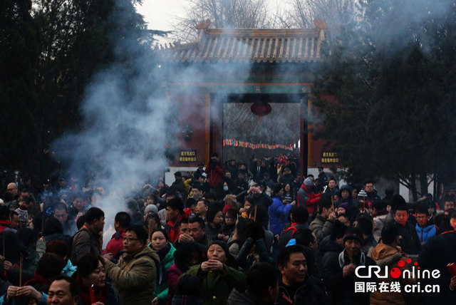 数万香客大年初一雍和宫进香祈福