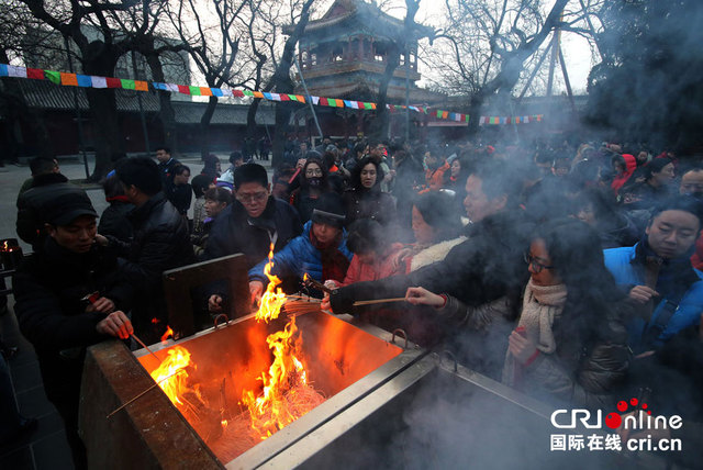 数万香客大年初一雍和宫进香祈福