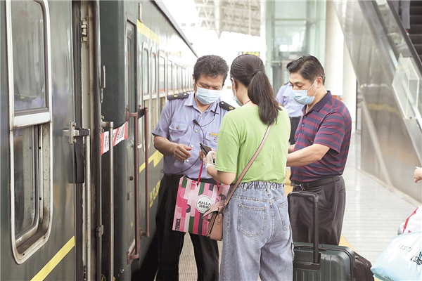 两列“慢火车”穿行大别山区 “便民火车”24年不涨价_fororder_微信图片_20200923101801_副本