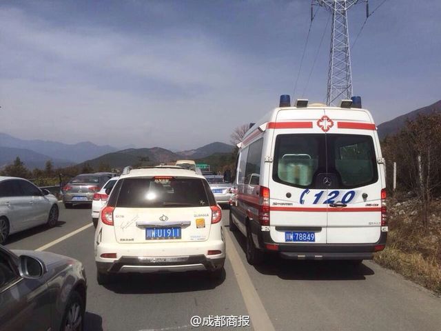 救护车被堵应急道40里路 医生喊上百次恳请让道