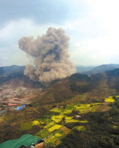 成都在建隧道发生瓦斯爆炸 现场腾起蘑菇云