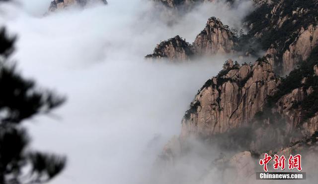 安徽黄山现羊年首场壮观云海