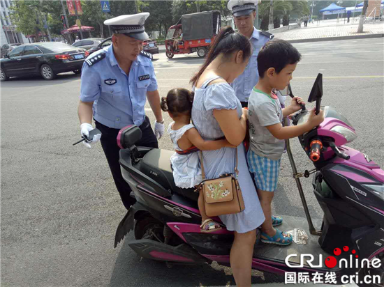 已过审【法制安全 列表】高温下的“烤验” 交巡警的坚守