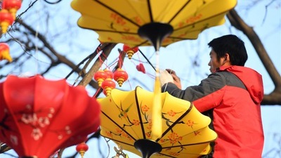 Beijing Shijingshan Amusement Park decorated for Spring Festival