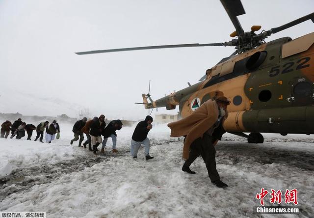 阿富汗军方使用直升机为雪崩难民运送食物