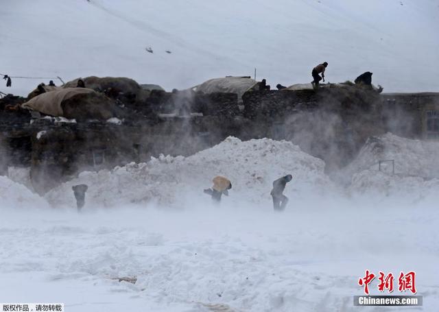 阿富汗军方使用直升机为雪崩难民运送食物