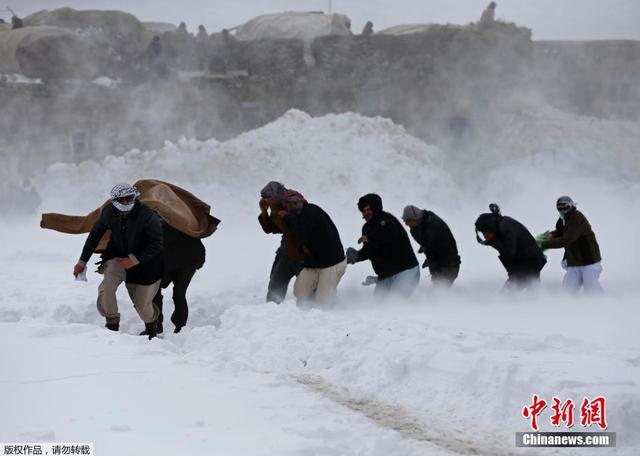 阿富汗军方使用直升机为雪崩难民运送食物