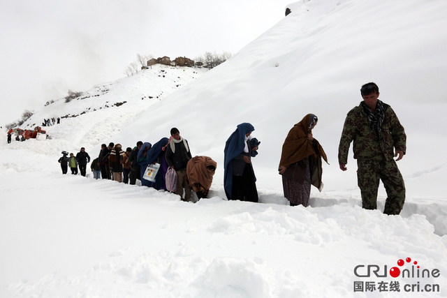 阿富汗雪崩致近200人遇难 民众废墟中抢救财物