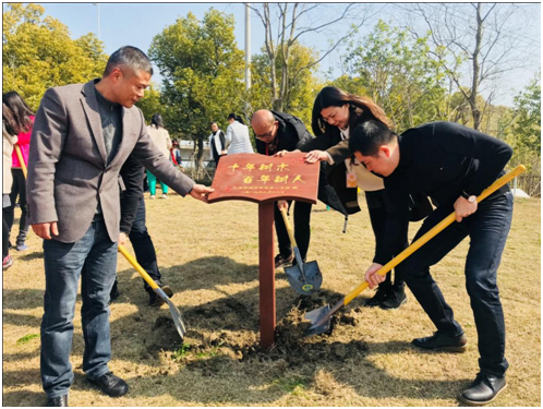 （供稿 企业图文摘要列表 三吴大地苏州 移动版）苏州华润万家开展校企联合植树公益活动