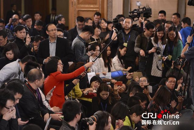 两会首场新闻发布会举行“自拍神器”引关注