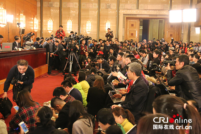 两会首场新闻发布会举行“自拍神器”引关注