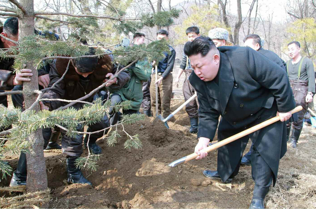 金正恩慰问朝鲜空军部队 与飞行员一起植树