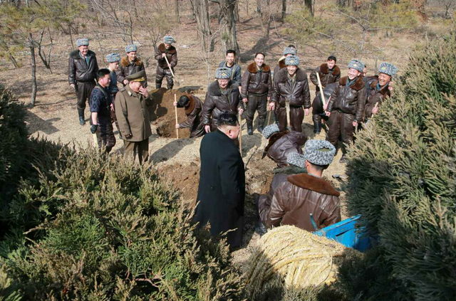 金正恩慰问朝鲜空军部队 与飞行员一起植树