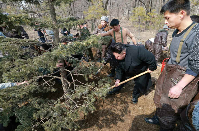 金正恩慰问朝鲜空军部队 与飞行员一起植树