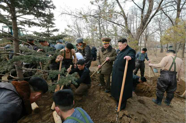 金正恩慰问朝鲜空军部队 与飞行员一起植树