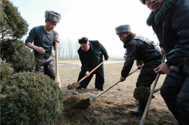 金正恩慰问朝鲜空军部队 与飞行员一起植树