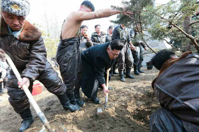 金正恩慰问朝鲜空军部队 与飞行员一起植树