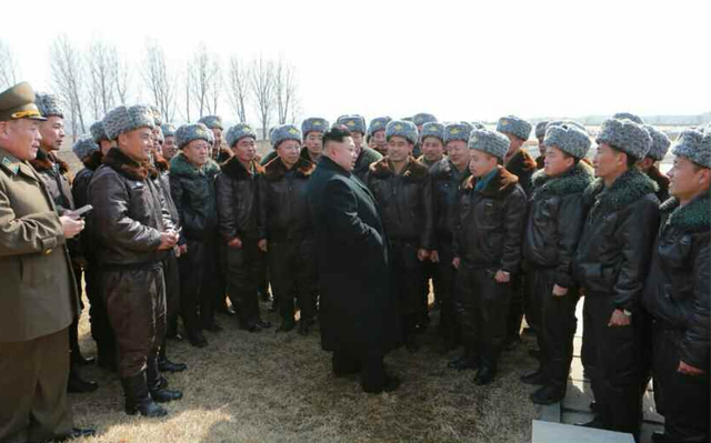 金正恩慰问朝鲜空军部队 与飞行员一起植树