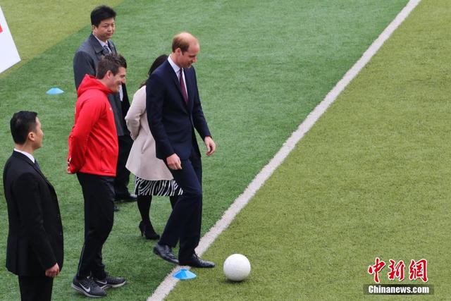 威廉王子参观上海南洋中学 足球场上秀脚法