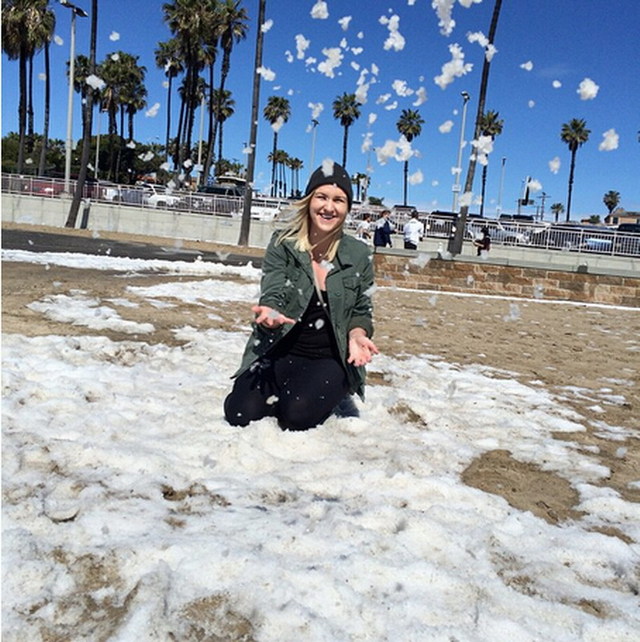 盘点炎热地区罕见降雪场景 比基尼美女雪地欢跳