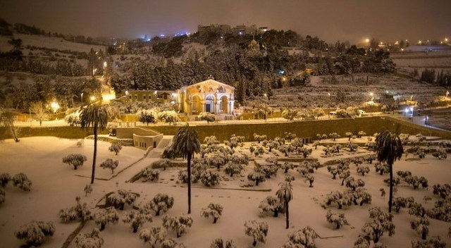 盘点炎热地区罕见降雪场景 比基尼美女雪地欢跳