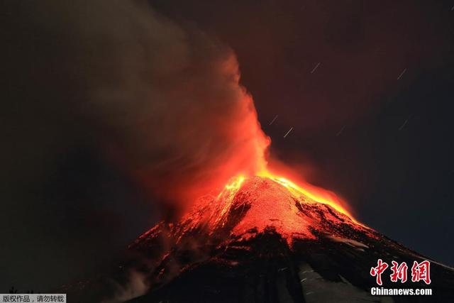 智利比亚里卡火山喷发 迫使周边村落数千人转移