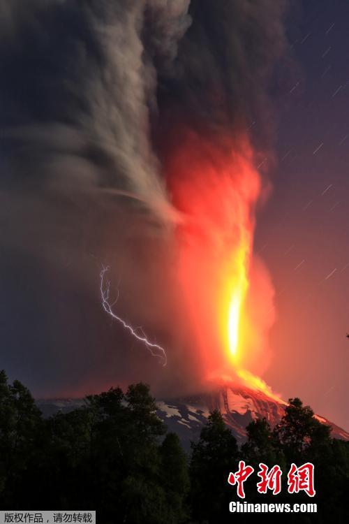 智利比亚里卡火山喷发 迫使周边村落数千人转移