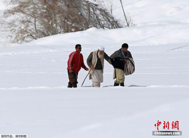 阿富汗雪崩幸存者搬运救援物资 跪雪地祈祷