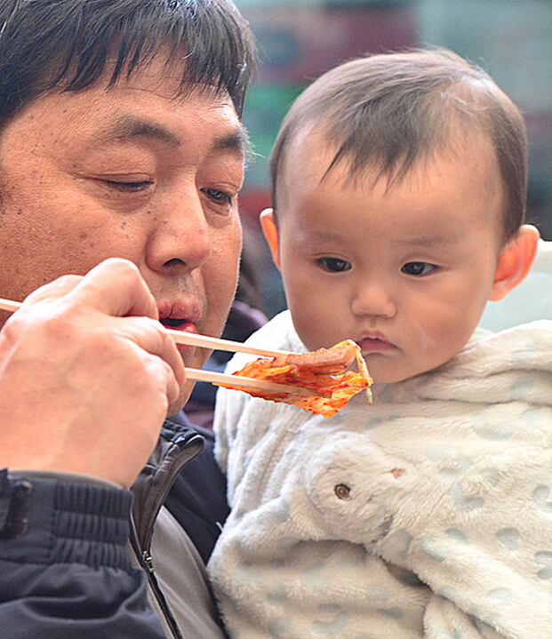 韩国举办五花肉百人宴 数百市民免费吃烤肉