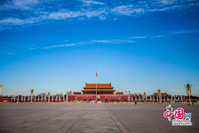 北京天空展现"两会蓝" 网友笑盼"总开会"