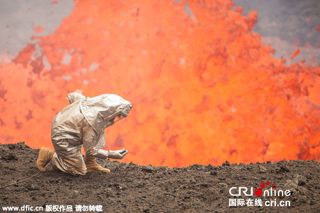 大胆探险者不畏火山喷发 冲天岩浆成拍照背景