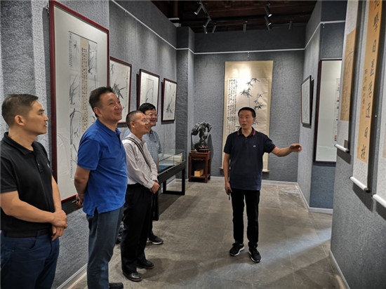 （B 文体列表 三吴大地泰州 移动版）“邹昌霖书画篆刻展”在泰州南山律寺展出