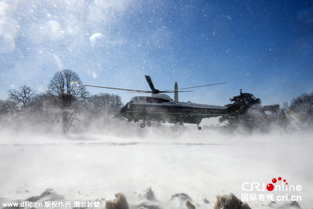 奥巴马专机起飞时掀起狂风暴雪 媒体记者纷纷躲避