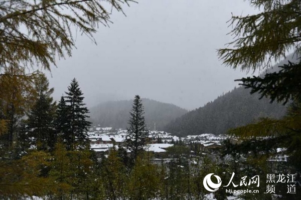 “双节”长假中国雪乡五花山色披银装