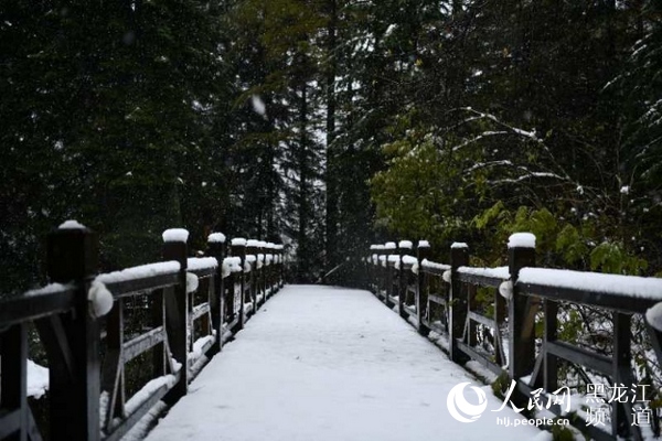 “双节”长假中国雪乡五花山色披银装