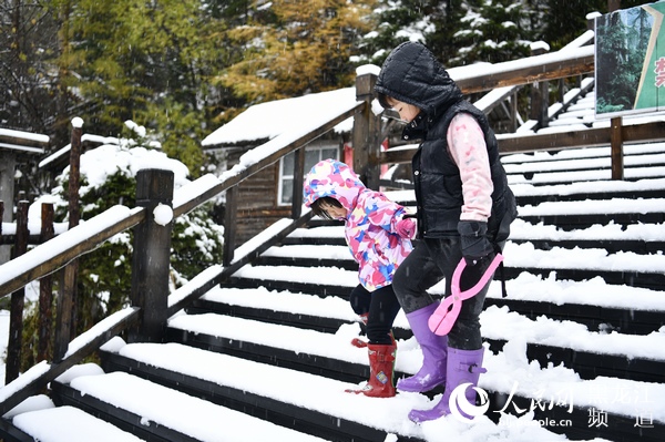 “双节”长假中国雪乡五花山色披银装