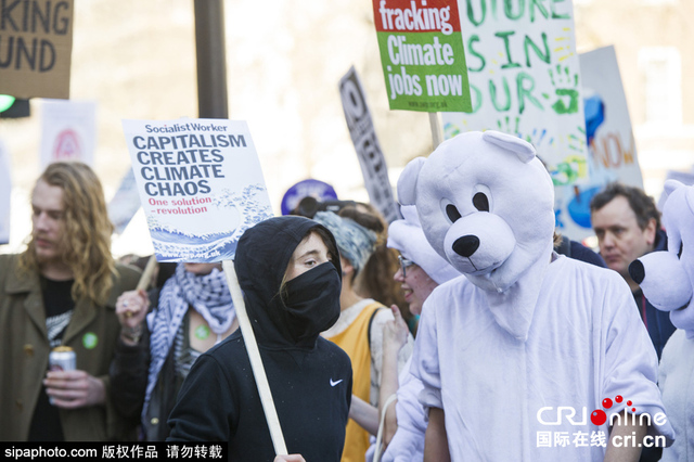 伦敦民众“全副武装”游行 呼吁关注气候变化