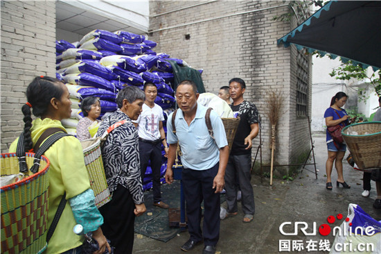 已过审【区县联动】【万盛】万盛青年镇：为贫困户送肥料助生产