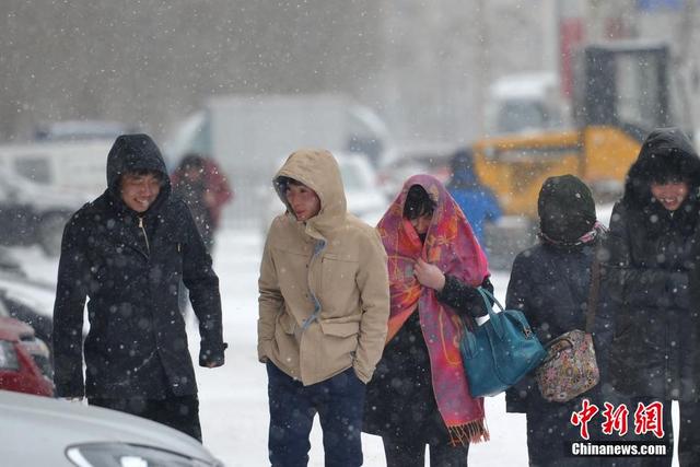 辽宁出现雨雪寒潮大风天气 市民"武装"出行