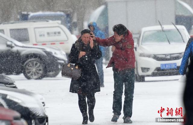 辽宁出现雨雪寒潮大风天气 市民"武装"出行