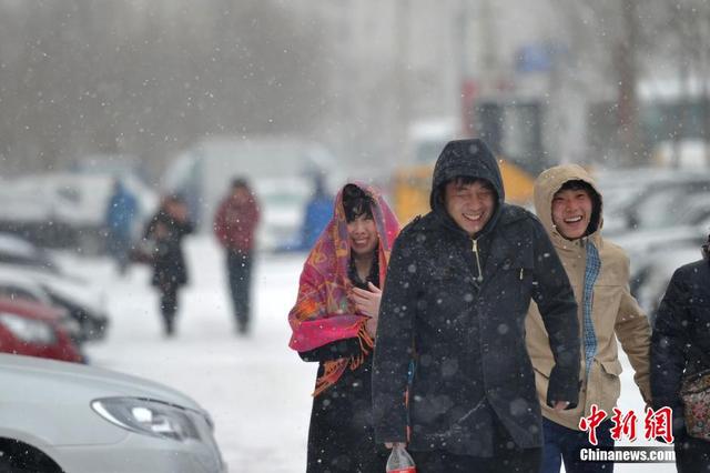 辽宁出现雨雪寒潮大风天气 市民"武装"出行